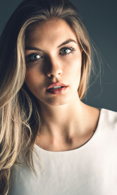 Blonde Model screenshot #1 240x400
