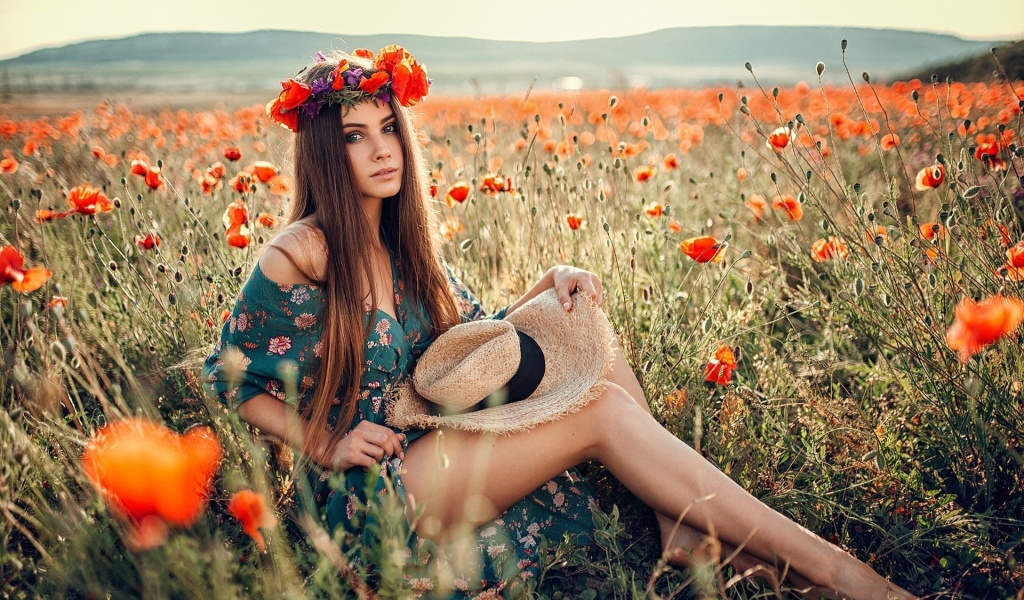 Das Girl in Poppy Field Wallpaper 1024x600