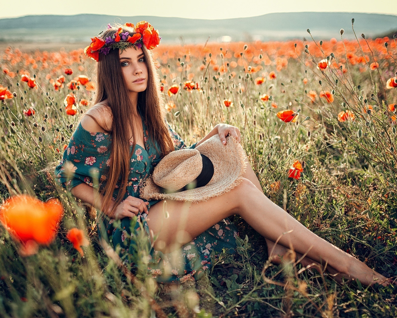 Das Girl in Poppy Field Wallpaper 1600x1280