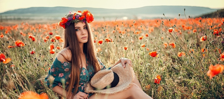 Sfondi Girl in Poppy Field 720x320