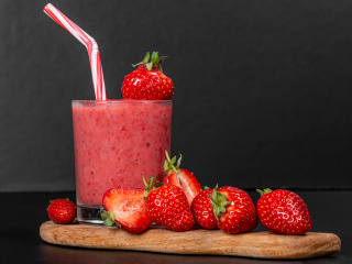 Strawberry smoothie wallpaper 320x240
