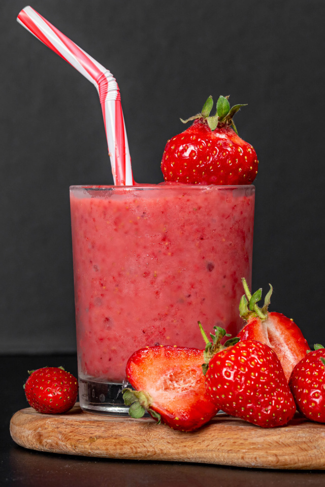 Strawberry smoothie wallpaper 640x960