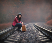 Das Waiting For Train Wallpaper 176x144