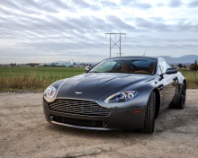 Sfondi Aston Martin V8 Vantage 220x176