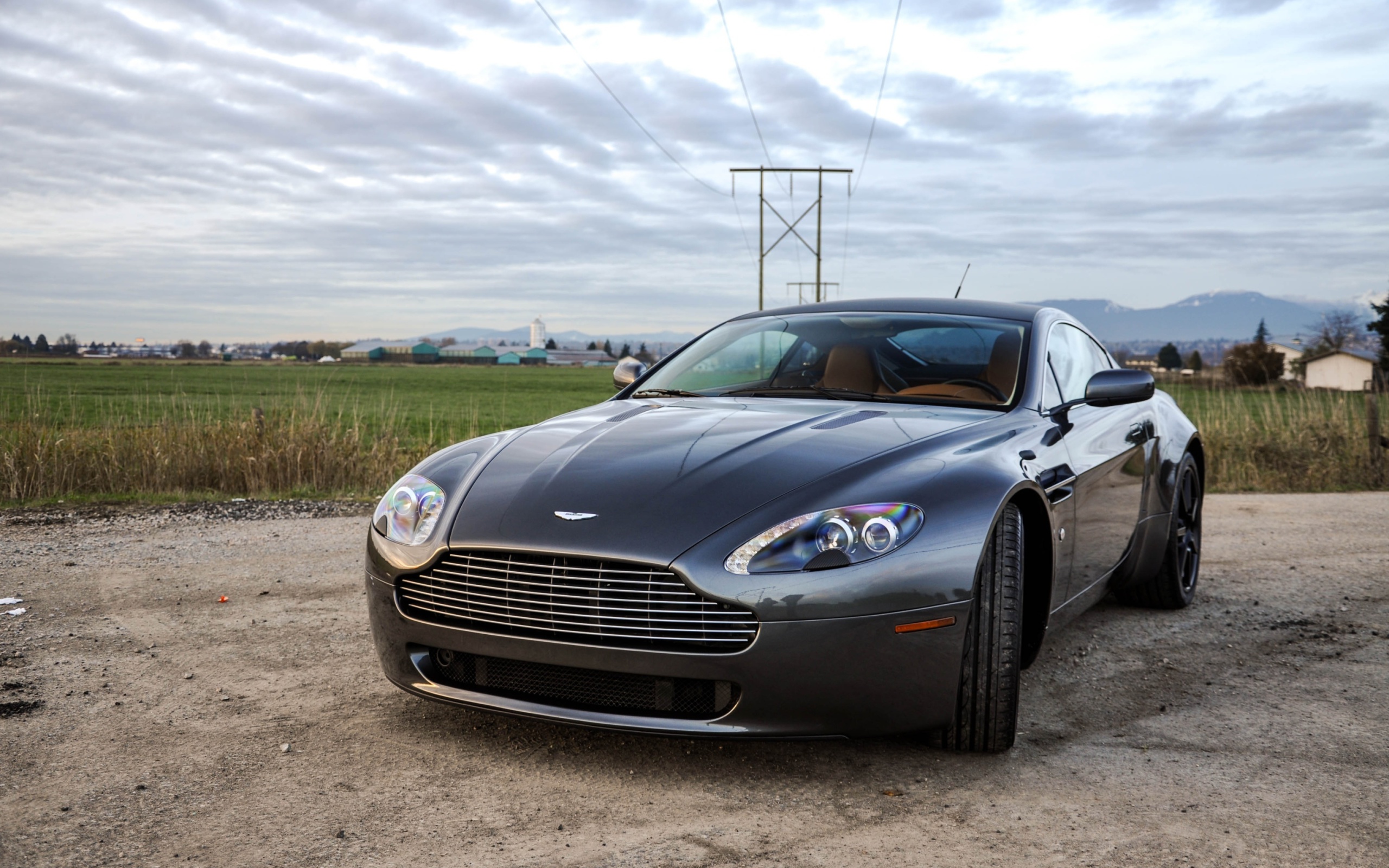 Fondo de pantalla Aston Martin V8 Vantage 2560x1600