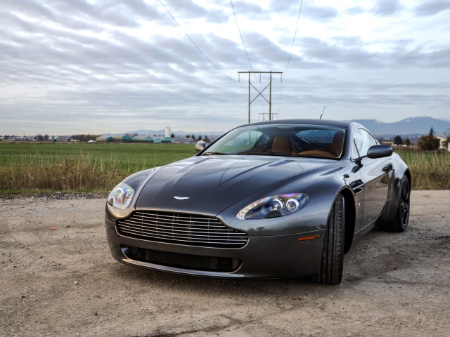 Fondo de pantalla Aston Martin V8 Vantage 640x480