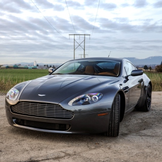 Kostenloses Aston Martin V8 Vantage Wallpaper für iPad