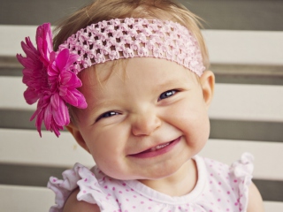 Little Girl In Pink Flower Crown screenshot #1 320x240