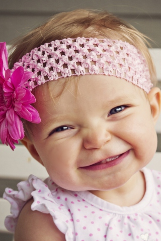 Das Little Girl In Pink Flower Crown Wallpaper 320x480