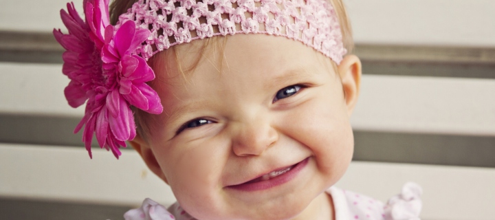 Das Little Girl In Pink Flower Crown Wallpaper 720x320