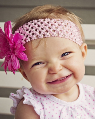 Kostenloses Little Girl In Pink Flower Crown Wallpaper für Nokia X2