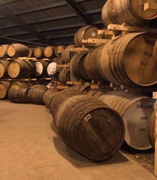 Whiskey Barrels sfondi gratuiti per 640x960