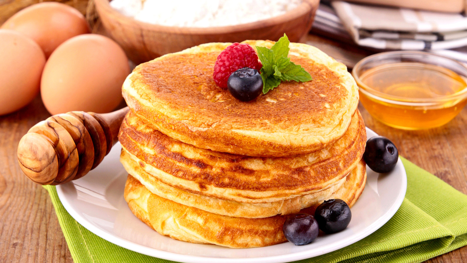 Fondo de pantalla Pancakes with honey 1600x900