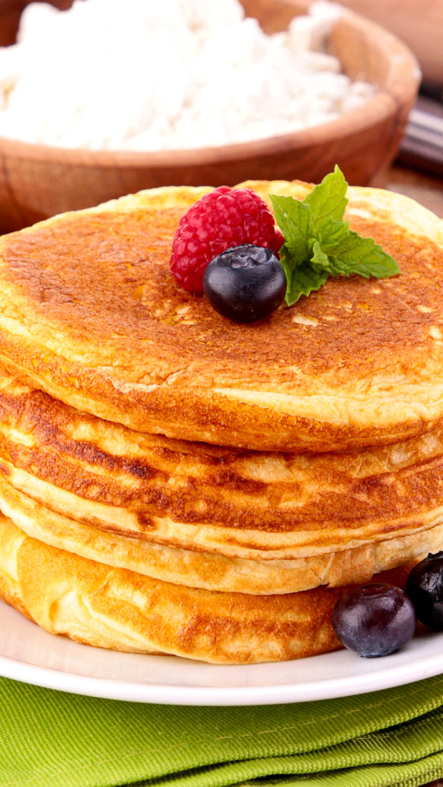 Обои Pancakes with honey 640x1136