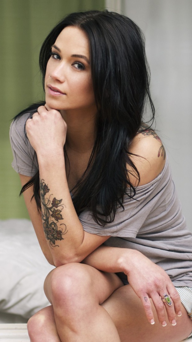 Tattooed Girl wallpaper 640x1136