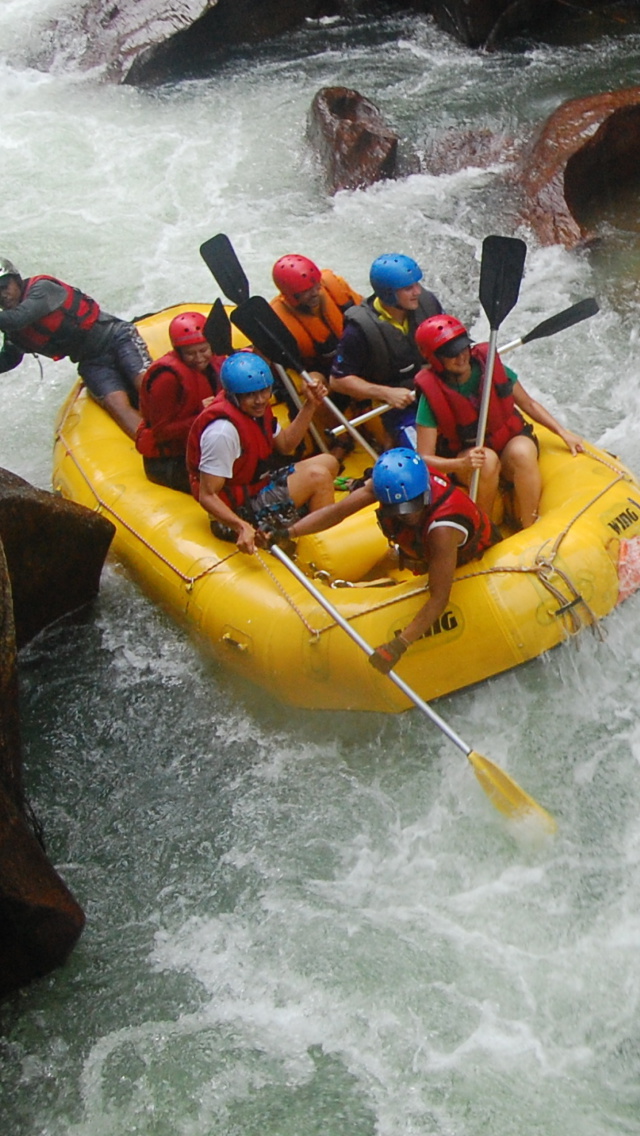 Fondo de pantalla Water Rafting 640x1136