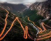 Das Trollstigen Serpentine Road in Norway Wallpaper 176x144