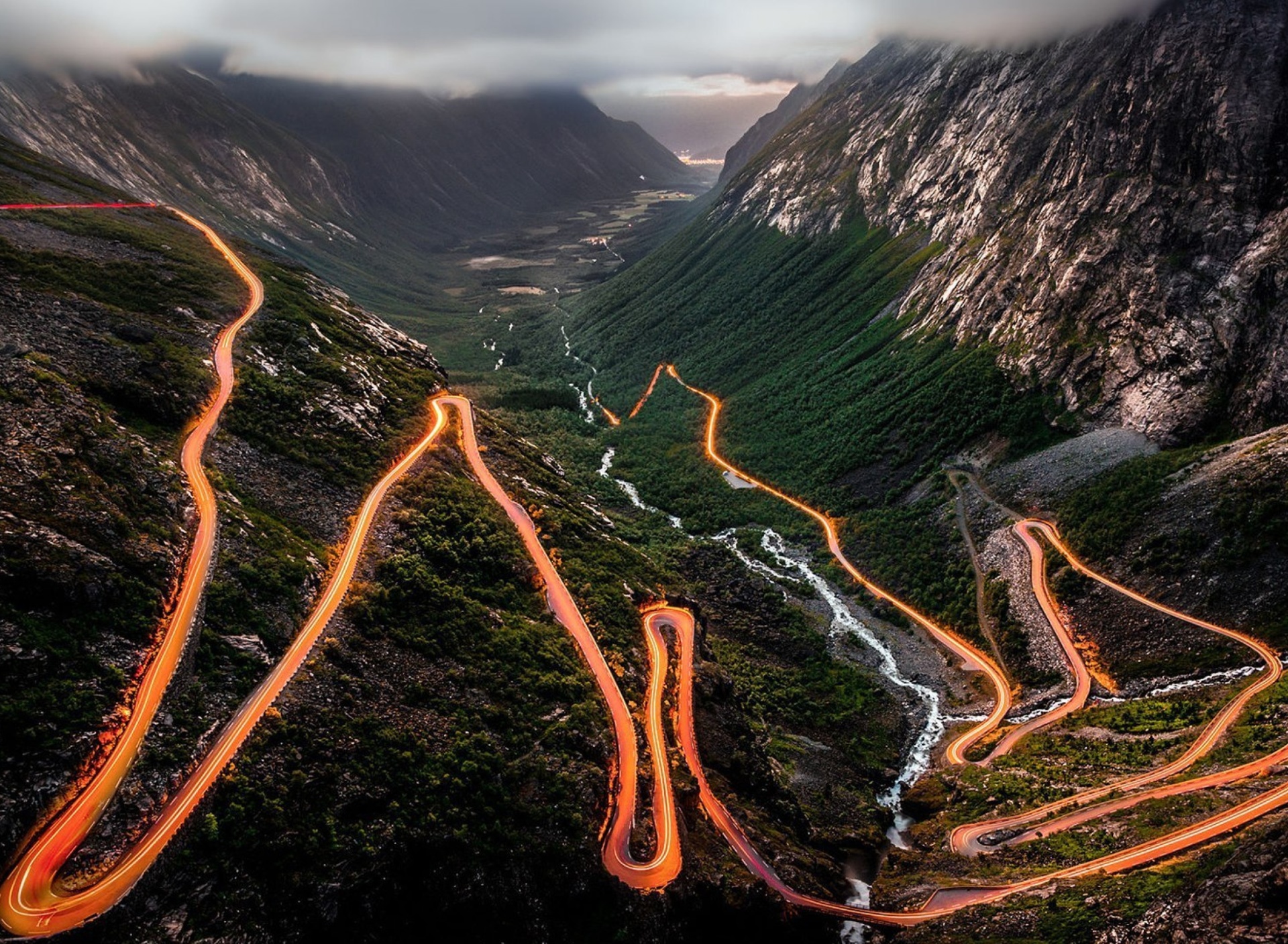 Das Trollstigen Serpentine Road in Norway Wallpaper 1920x1408