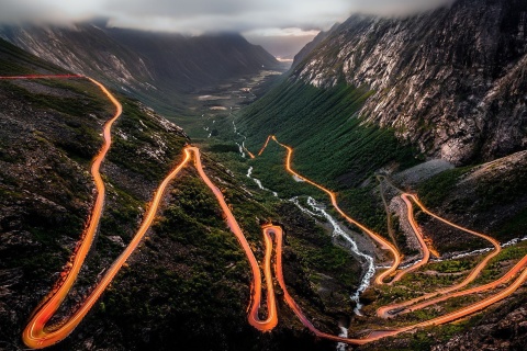 Das Trollstigen Serpentine Road in Norway Wallpaper 480x320