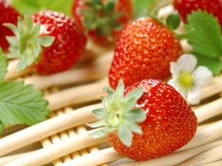 Fresh Strawberries wallpaper 320x240