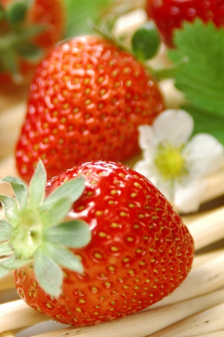 Das Fresh Strawberries Wallpaper 320x480