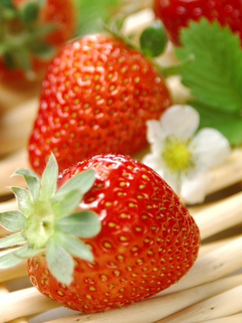 Das Fresh Strawberries Wallpaper 480x640