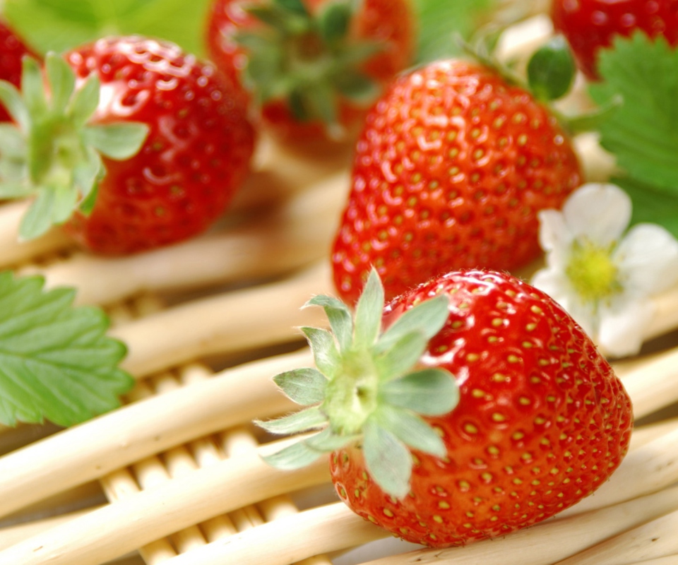 Fresh Strawberries screenshot #1 960x800