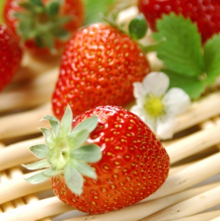 Kostenloses Fresh Strawberries Wallpaper für iPad mini