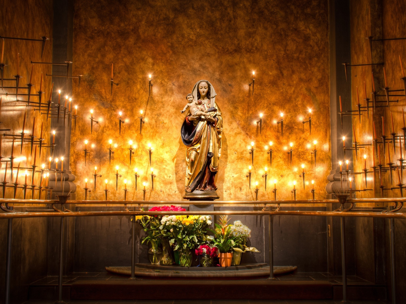Das Candles And Flowers In Church Wallpaper 1400x1050