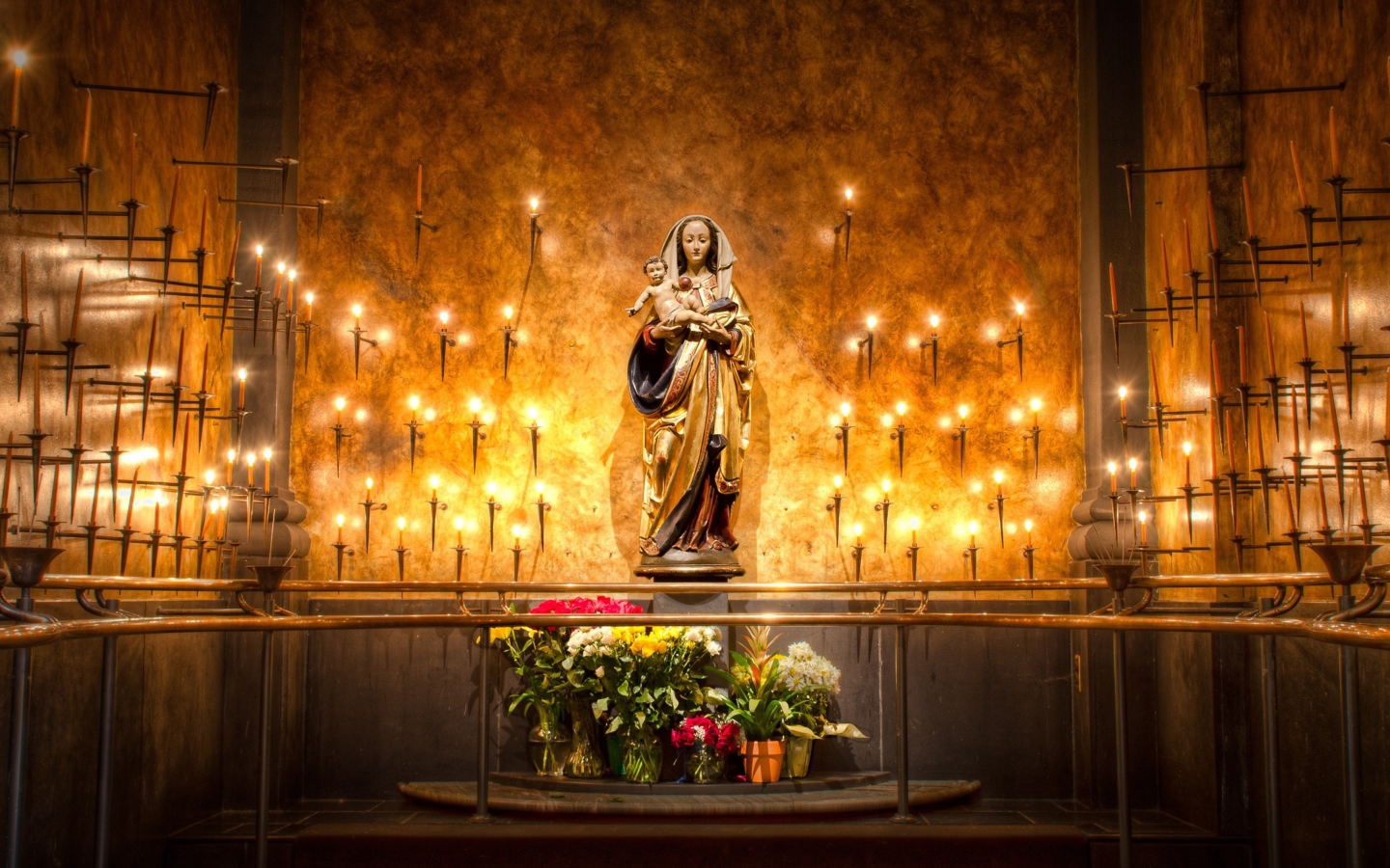 Fondo de pantalla Candles And Flowers In Church 1440x900