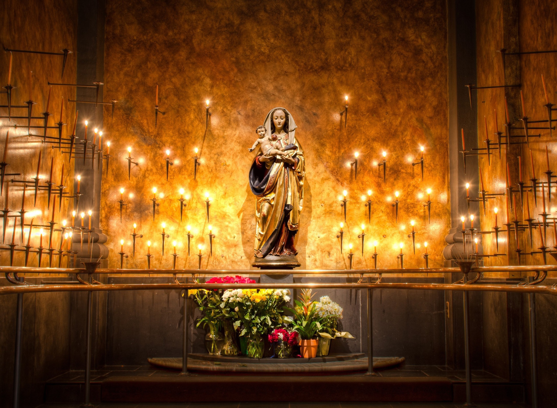 Fondo de pantalla Candles And Flowers In Church 1920x1408