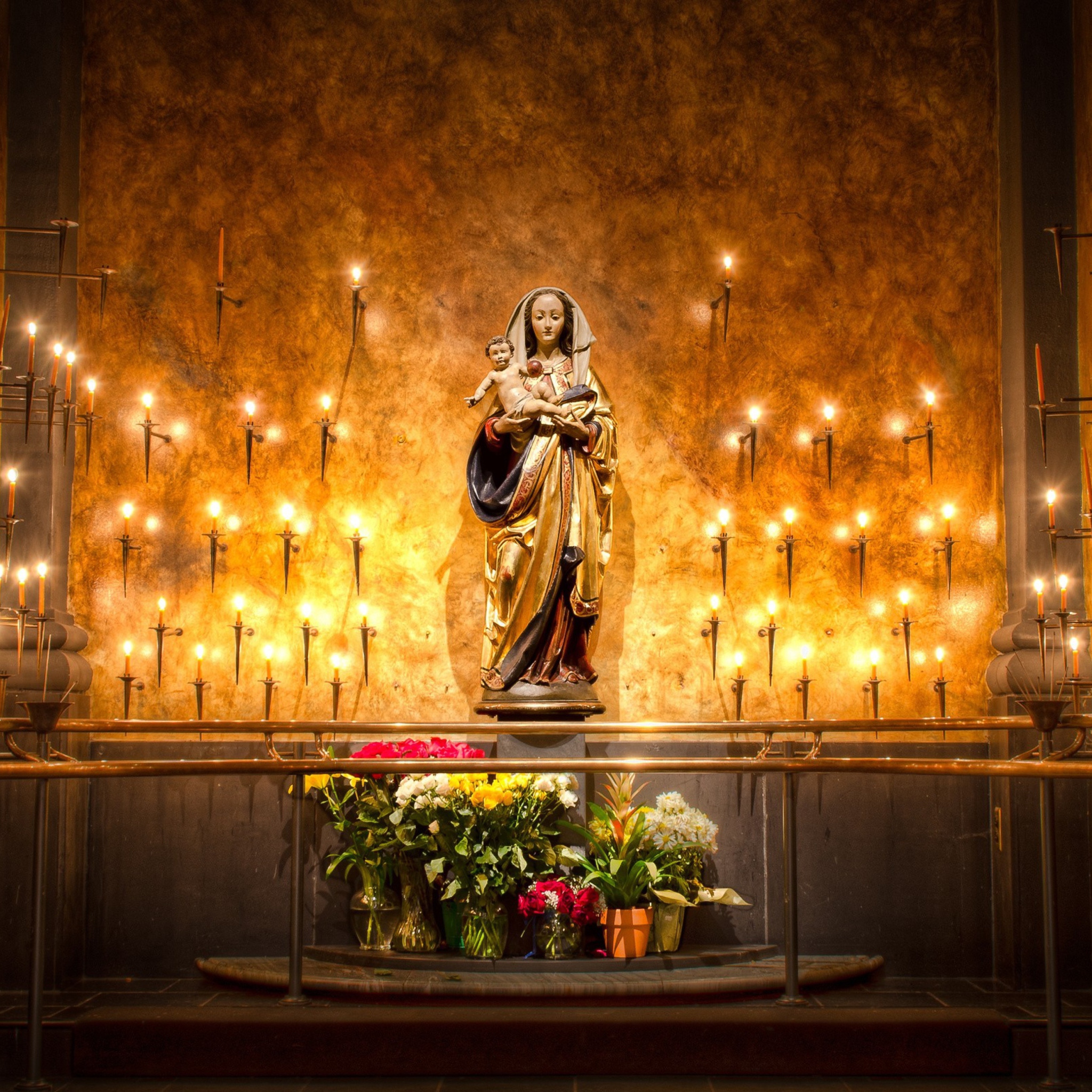 Candles And Flowers In Church screenshot #1 2048x2048