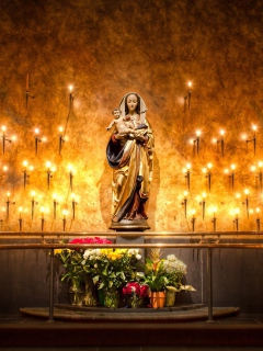 Das Candles And Flowers In Church Wallpaper 240x320