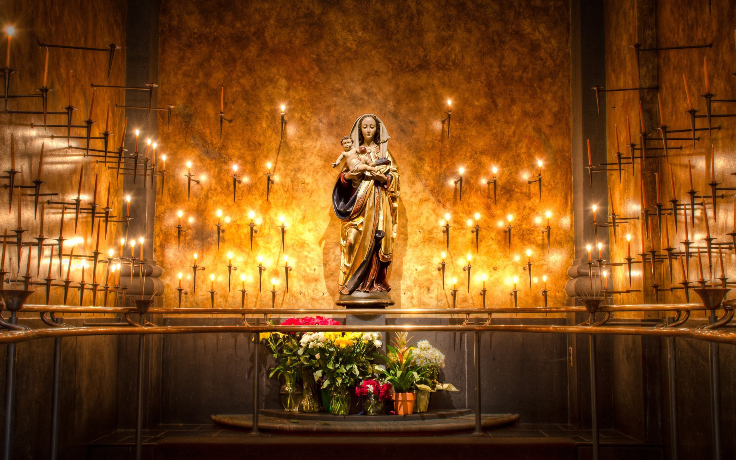 Das Candles And Flowers In Church Wallpaper 2560x1600