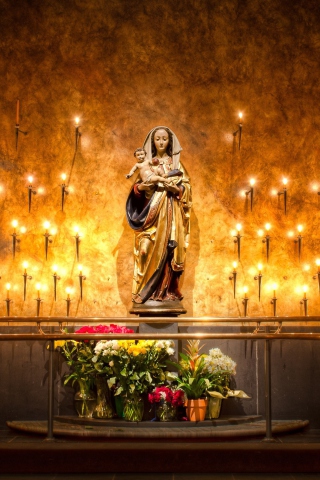Das Candles And Flowers In Church Wallpaper 320x480