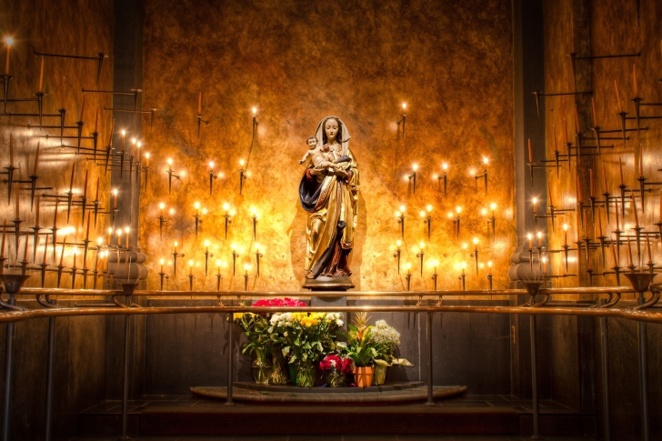 Fondo de pantalla Candles And Flowers In Church