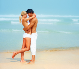 Lovely Couple On Beach - Obrázkek zdarma pro 2048x2048