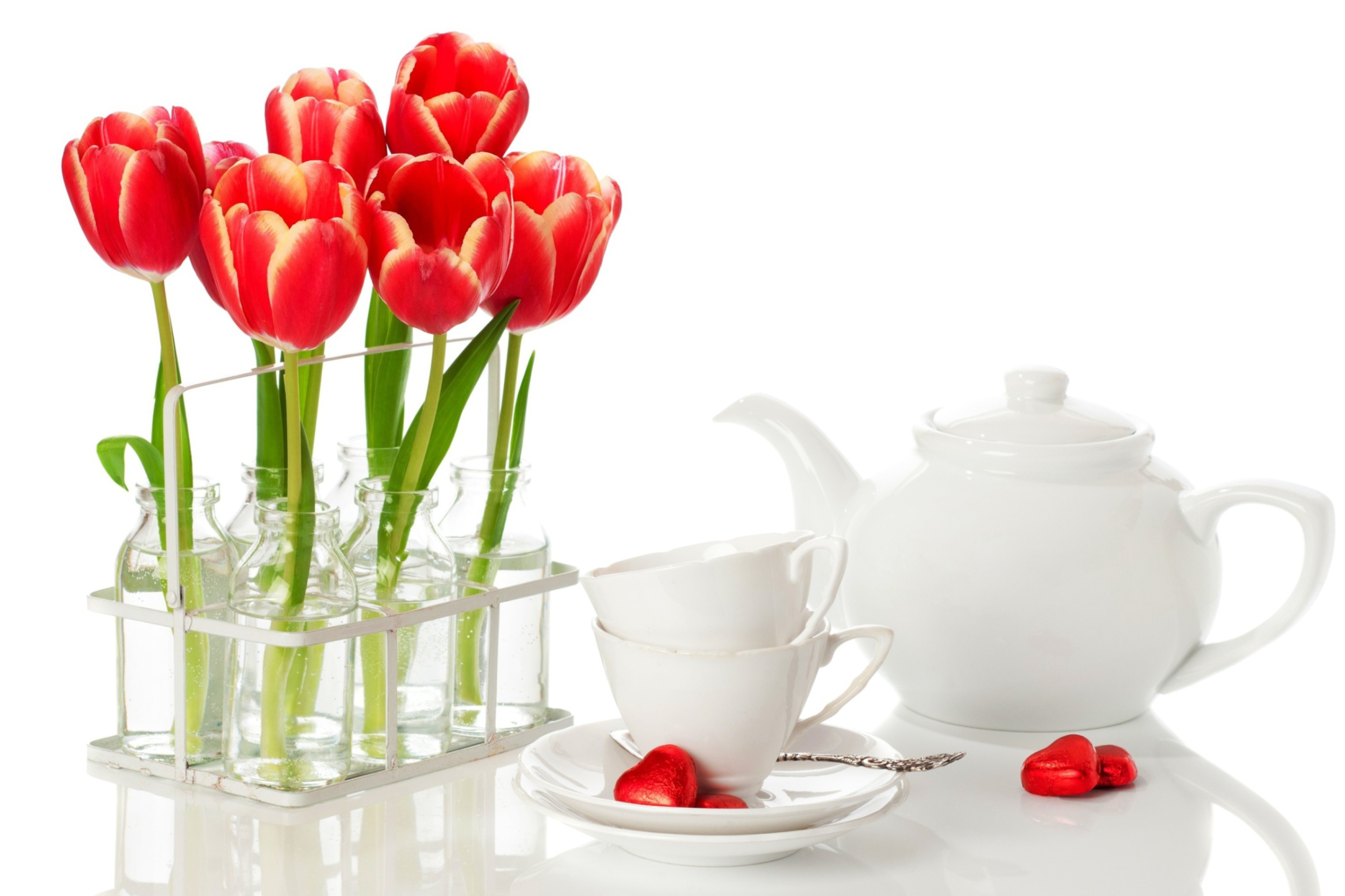 Tulips And Teapot wallpaper 2880x1920