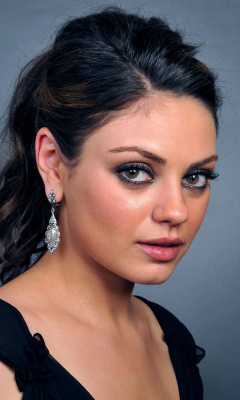 Fondo de pantalla Talented actress Mila Kunis 240x400