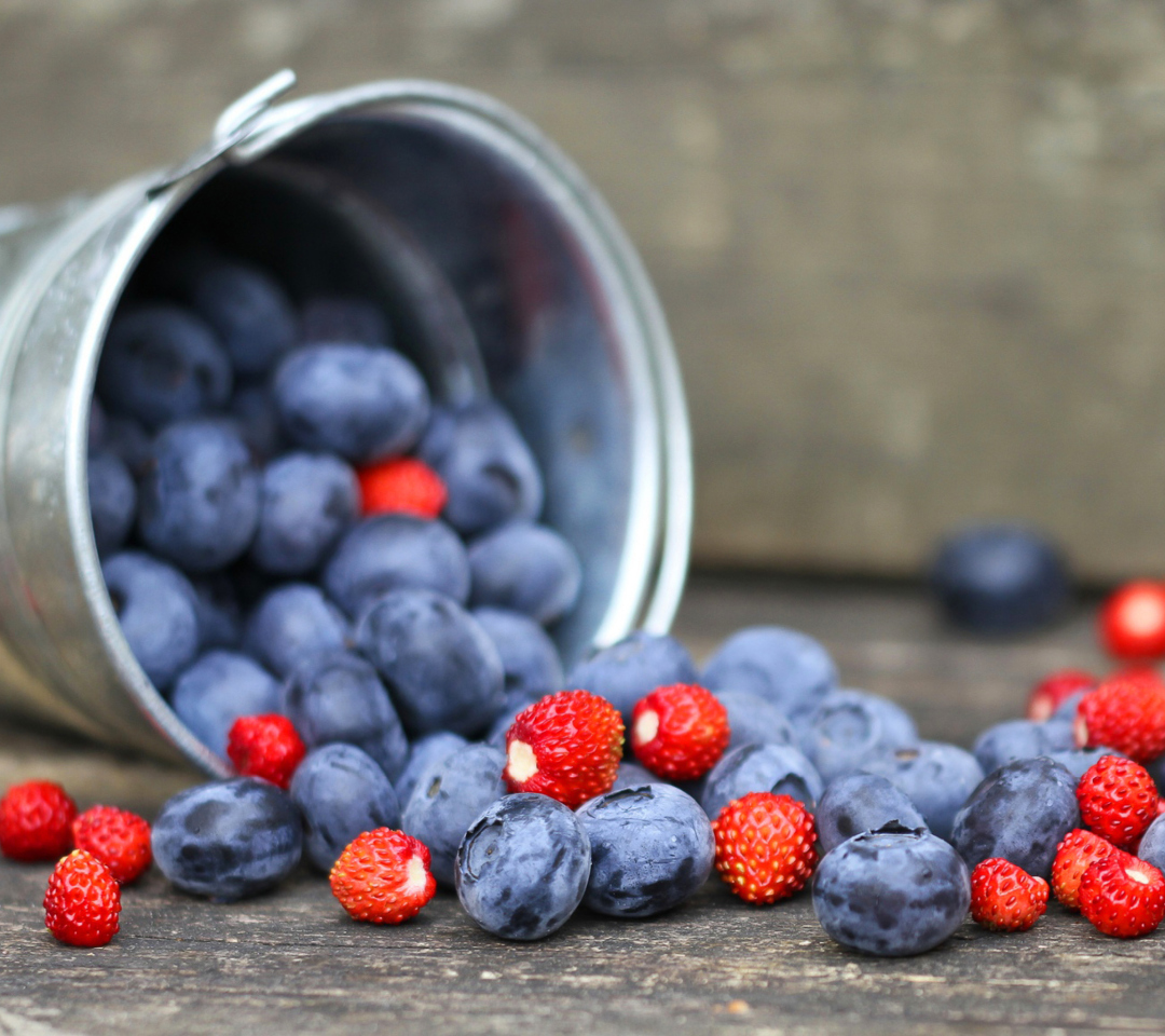 Das Blueberries And Strawberries Wallpaper 1080x960