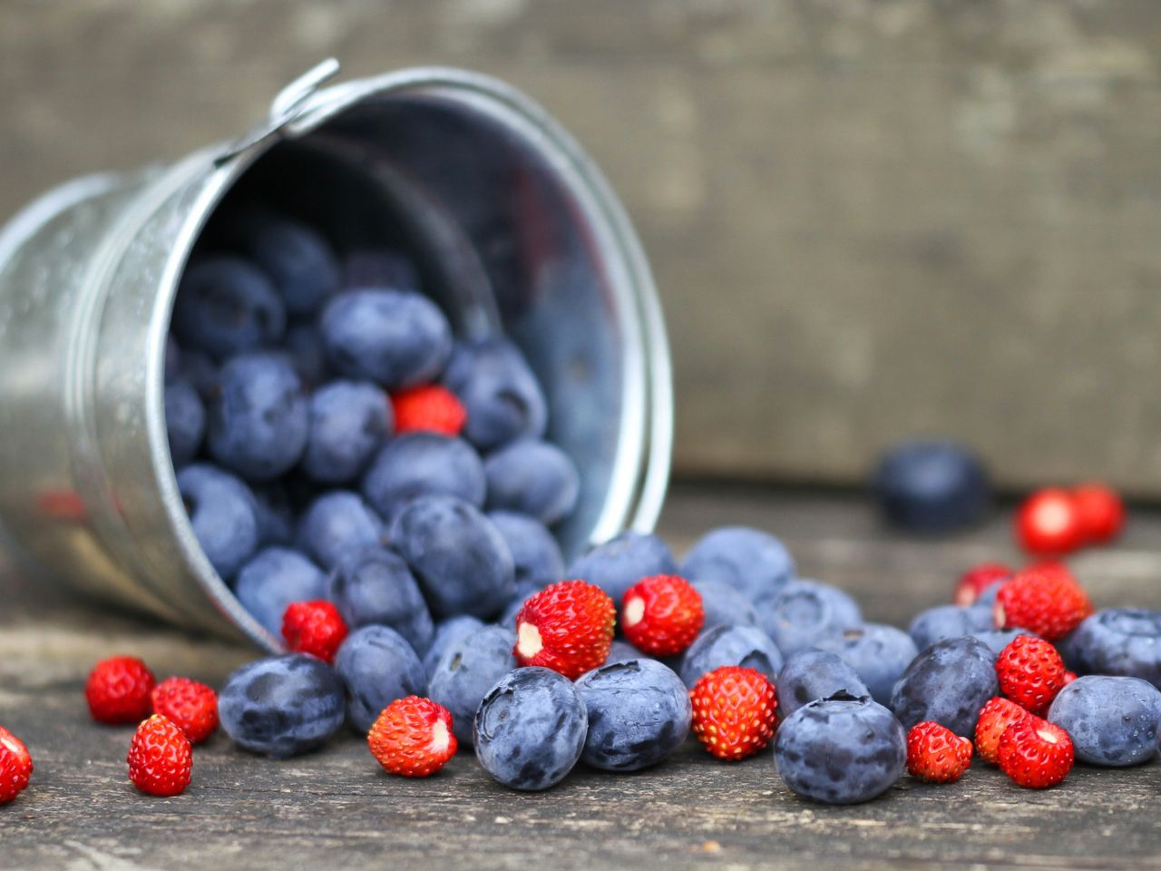 Das Blueberries And Strawberries Wallpaper 1280x960