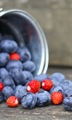 Sfondi Blueberries And Strawberries 240x400