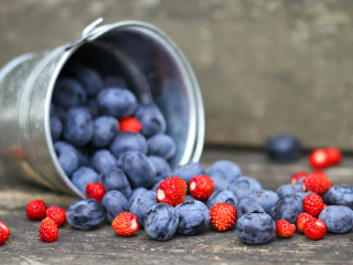 Blueberries And Strawberries screenshot #1 320x240