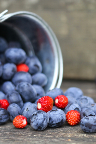 Blueberries And Strawberries wallpaper 320x480