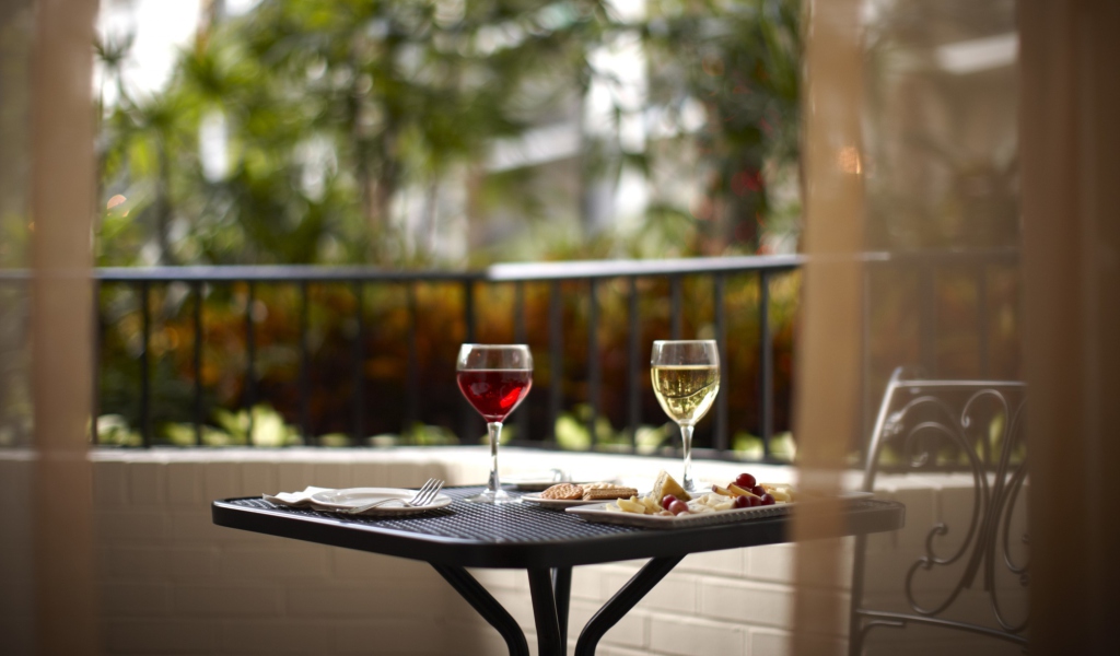 Das Lunch With Wine On Terrace Wallpaper 1024x600