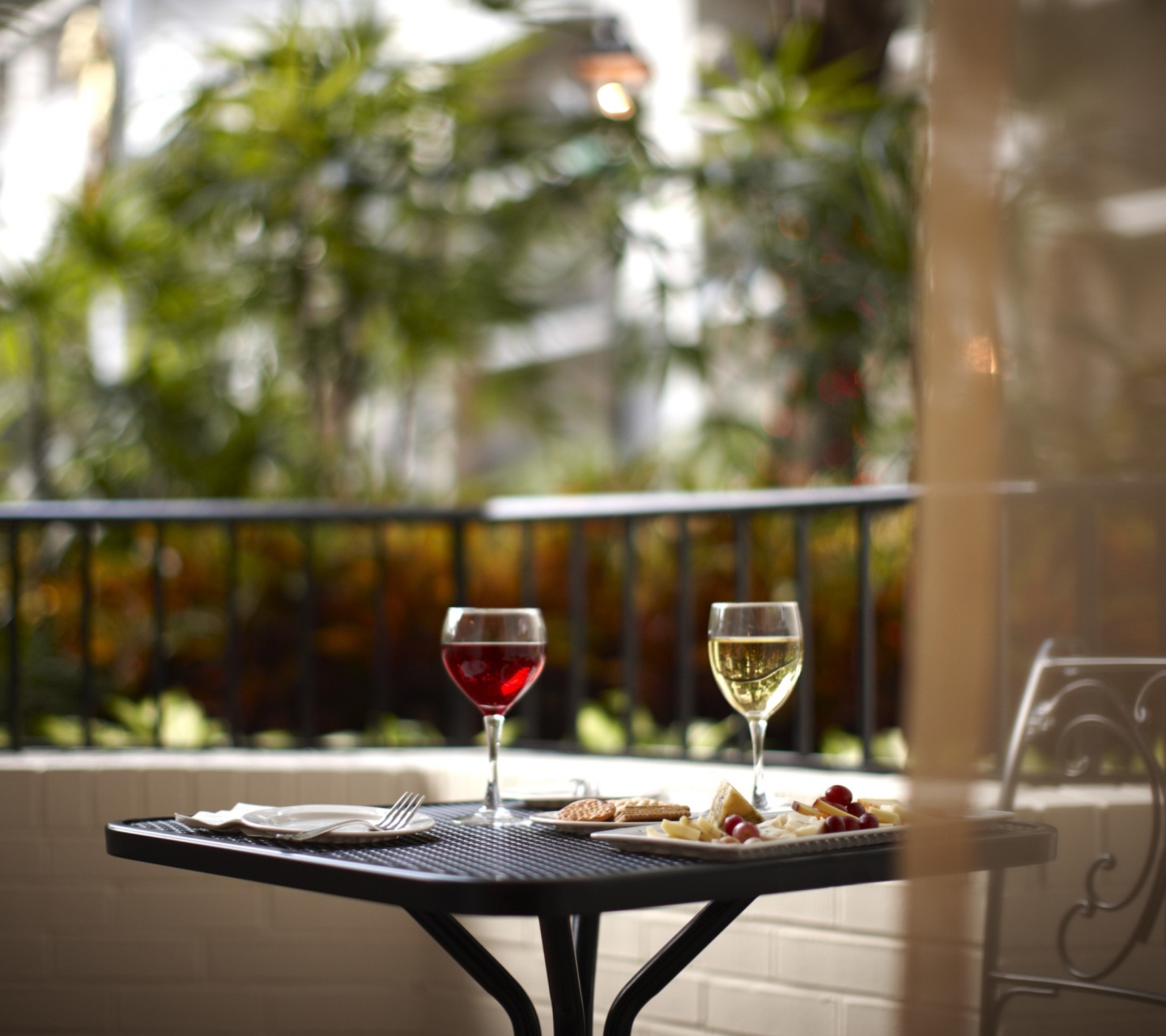 Das Lunch With Wine On Terrace Wallpaper 1440x1280