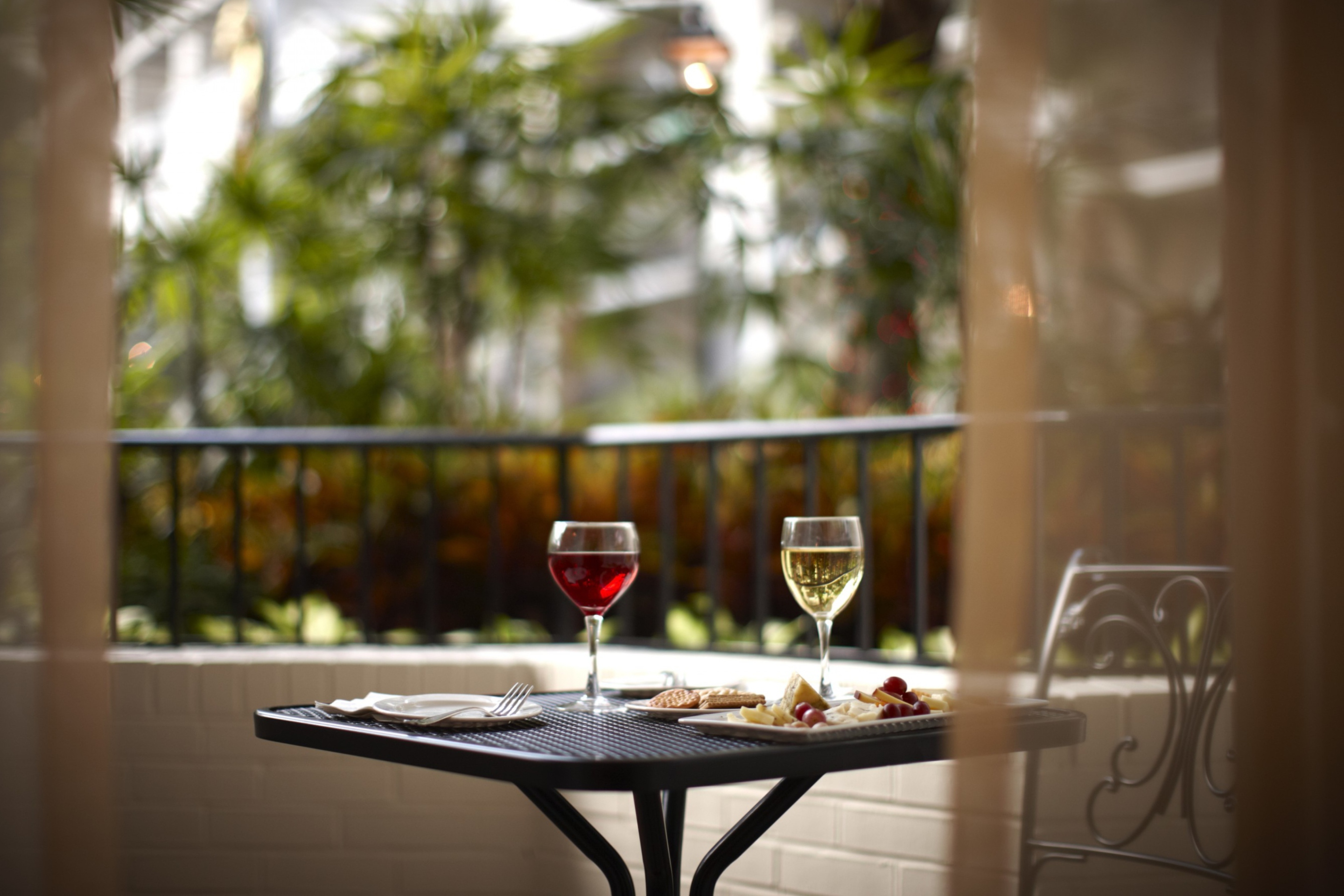 Lunch With Wine On Terrace wallpaper 2880x1920