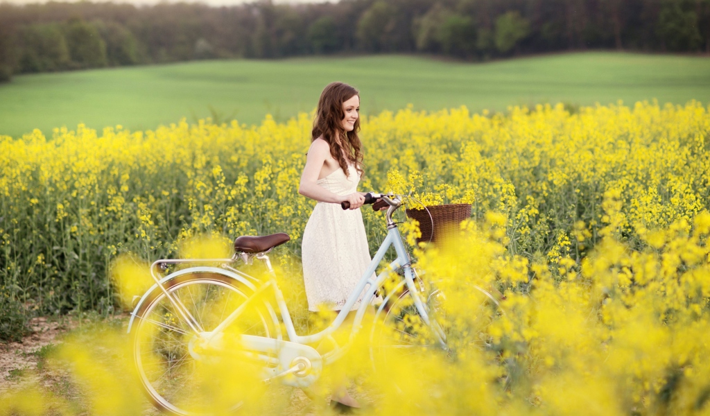 Screenshot №1 pro téma Girl With Bicycle In Yellow Field 1024x600