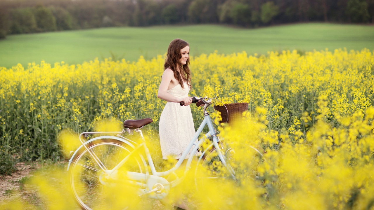 Fondo de pantalla Girl With Bicycle In Yellow Field 1280x720