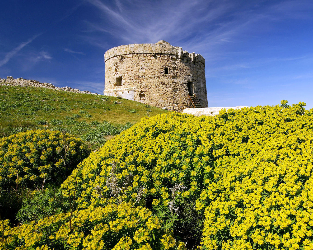 Sfondi Stone Tower In Mountains 1280x1024